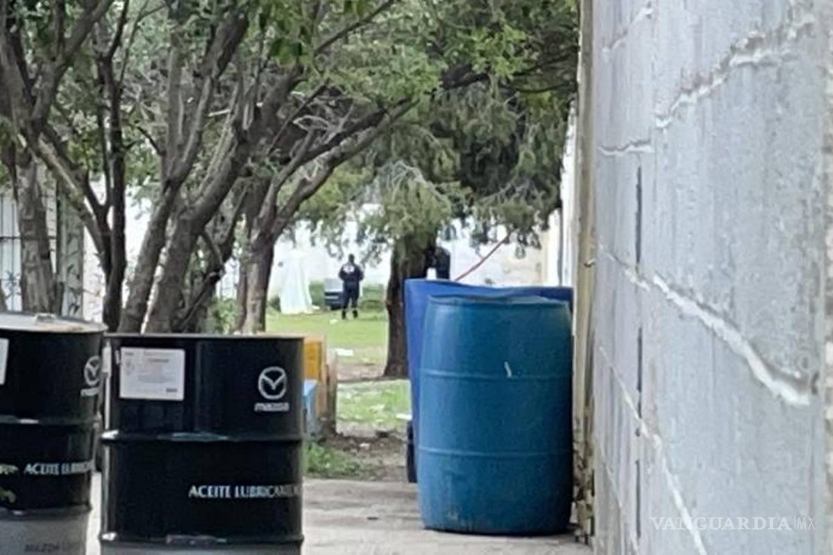 $!Agentes policiacos rodean el campo de fútbol de la Secundaria Técnica 81, donde se encontró el cuerpo del joven fallecido