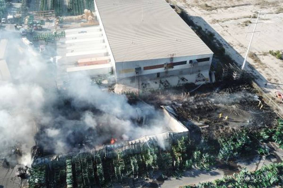 En Región Sureste de Coahuila incendio arrasa con bodega de la empresa John Deere