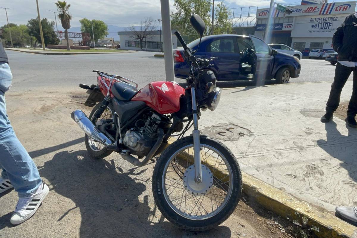 Conductor No Respeta El Sem Foro Y Manda Al Piso A Un Motociclista En