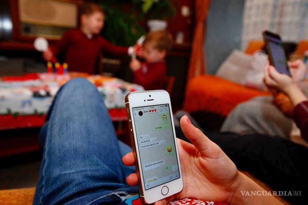 Prohíbe Sedu que maestros y alumnos sean amigos en redes