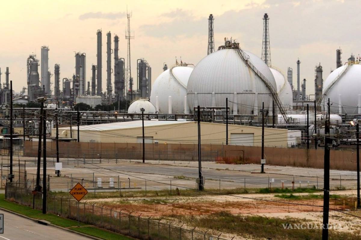 Precio del petróleo de EU cae por debajo de los 15 dólares por barril