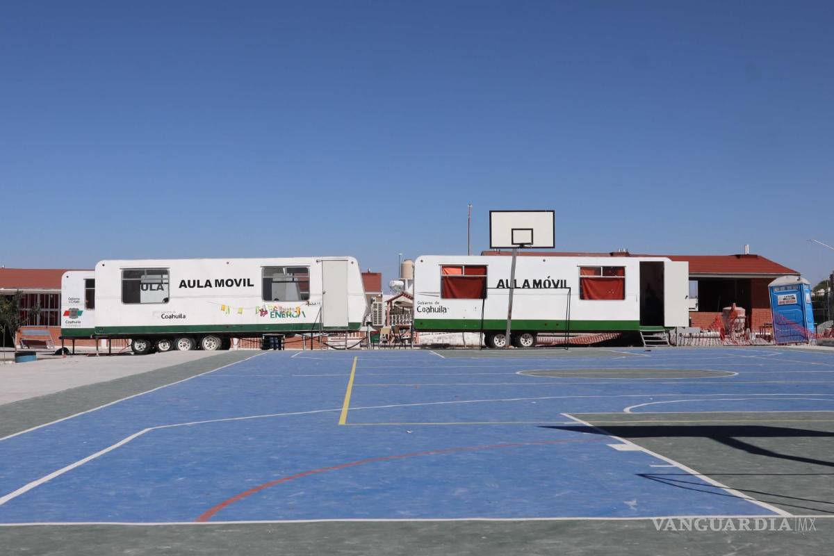 $!Los alumnos continúan tomando clases en condiciones improvisadas mientras esperan la entrega de las nuevas aulas.
