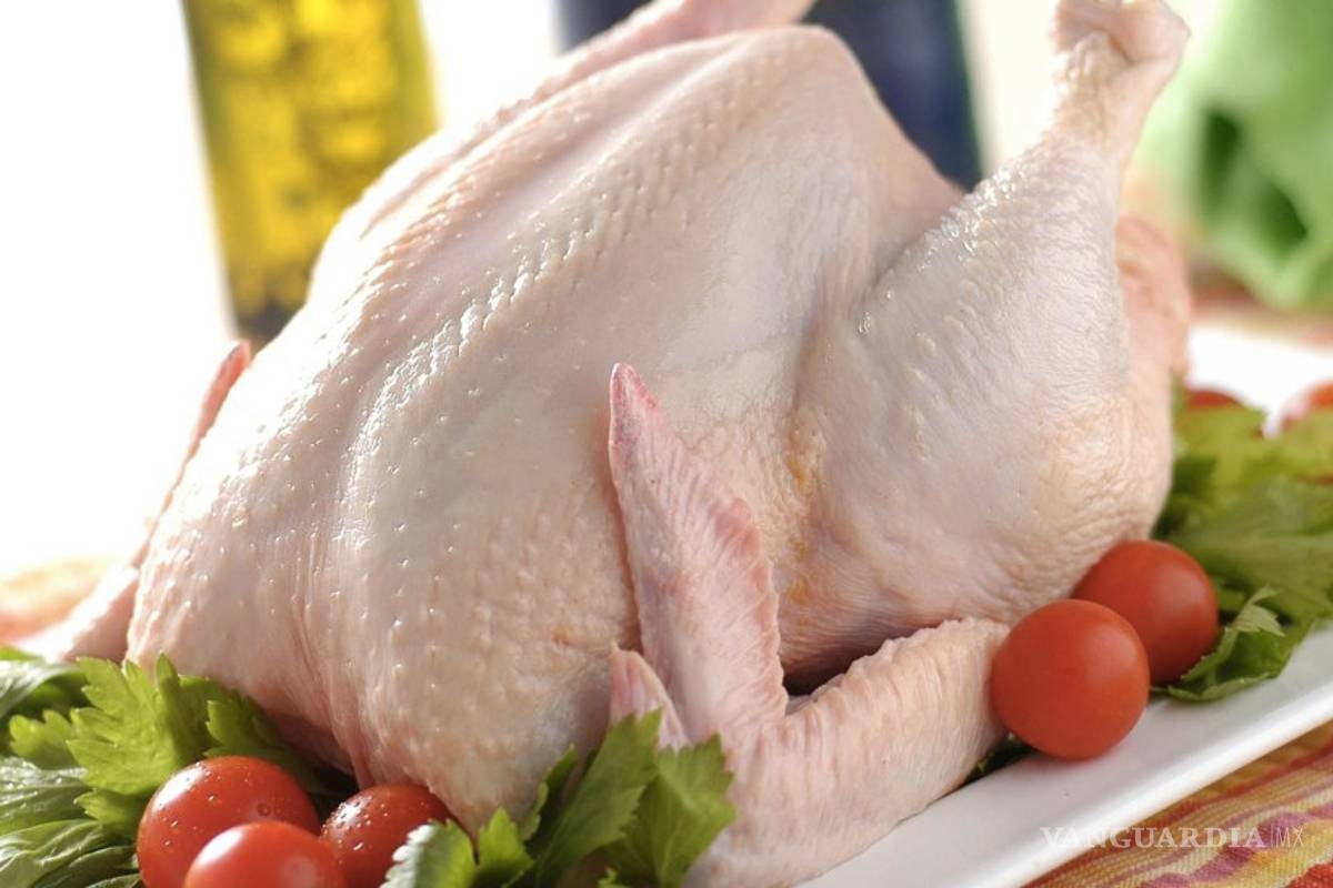 ¿Lavar o no lavar el pollo crudo?