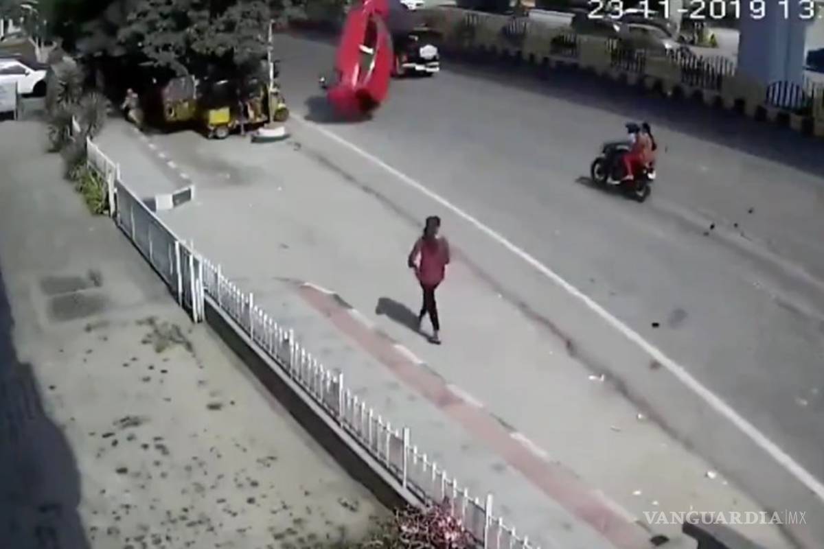 Auto cae del segundo piso de una vía rápida y mata a una mujer en India (VIDEO)