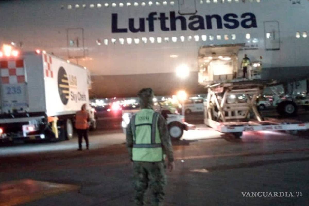 Llegan a México 7 mil unidades de vacuna china contra COVID-19 para pruebas