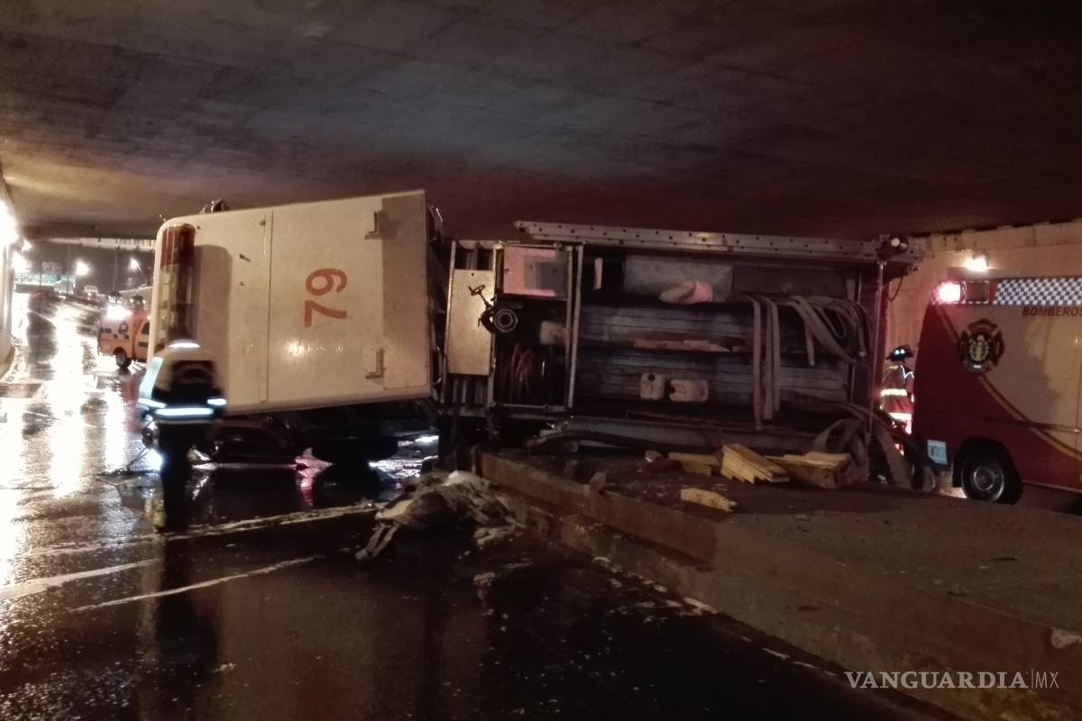 Imprudencia provoca volcadura de bomberos en Saltillo