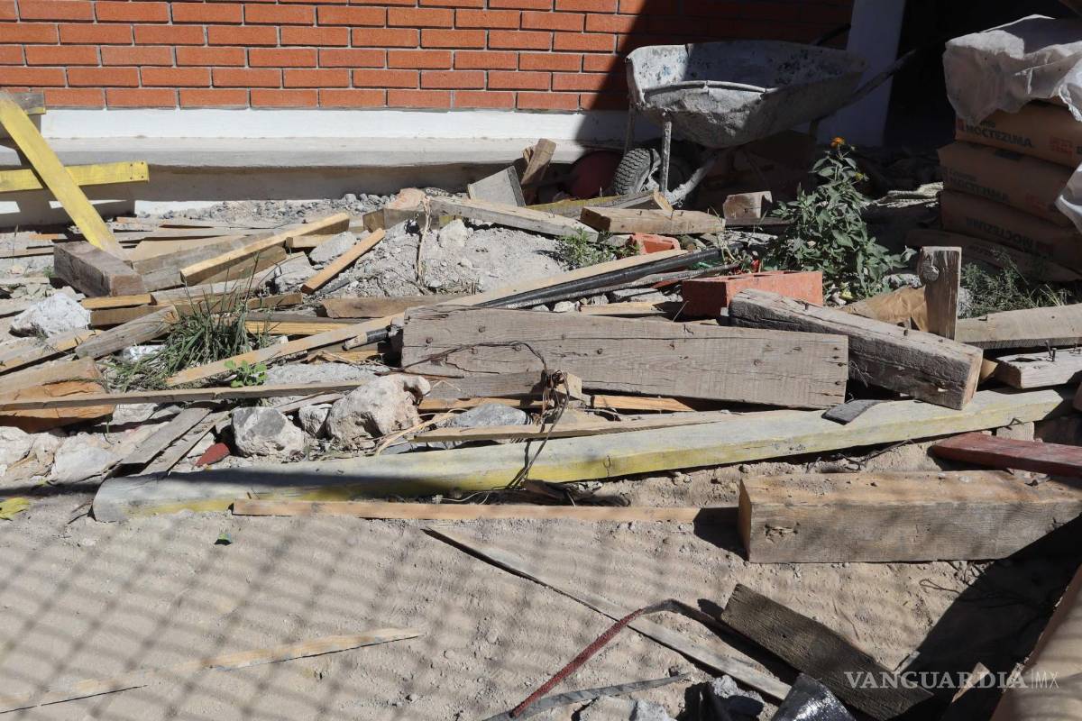 $!Maquinaria y escombros permanecen cerca de las aulas de la primaria, representando un riesgo para los estudiantes.
