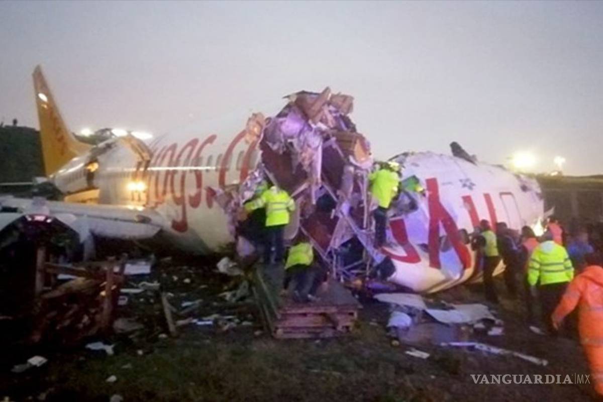 Avión se sale de la pista de aterrizaje, se parte en tres y se incendia en Turquía (VIDEO)