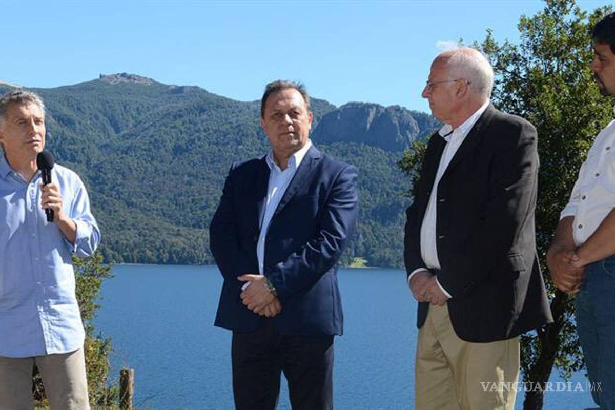 Apedrean el auto donde viajaba presidente Macri