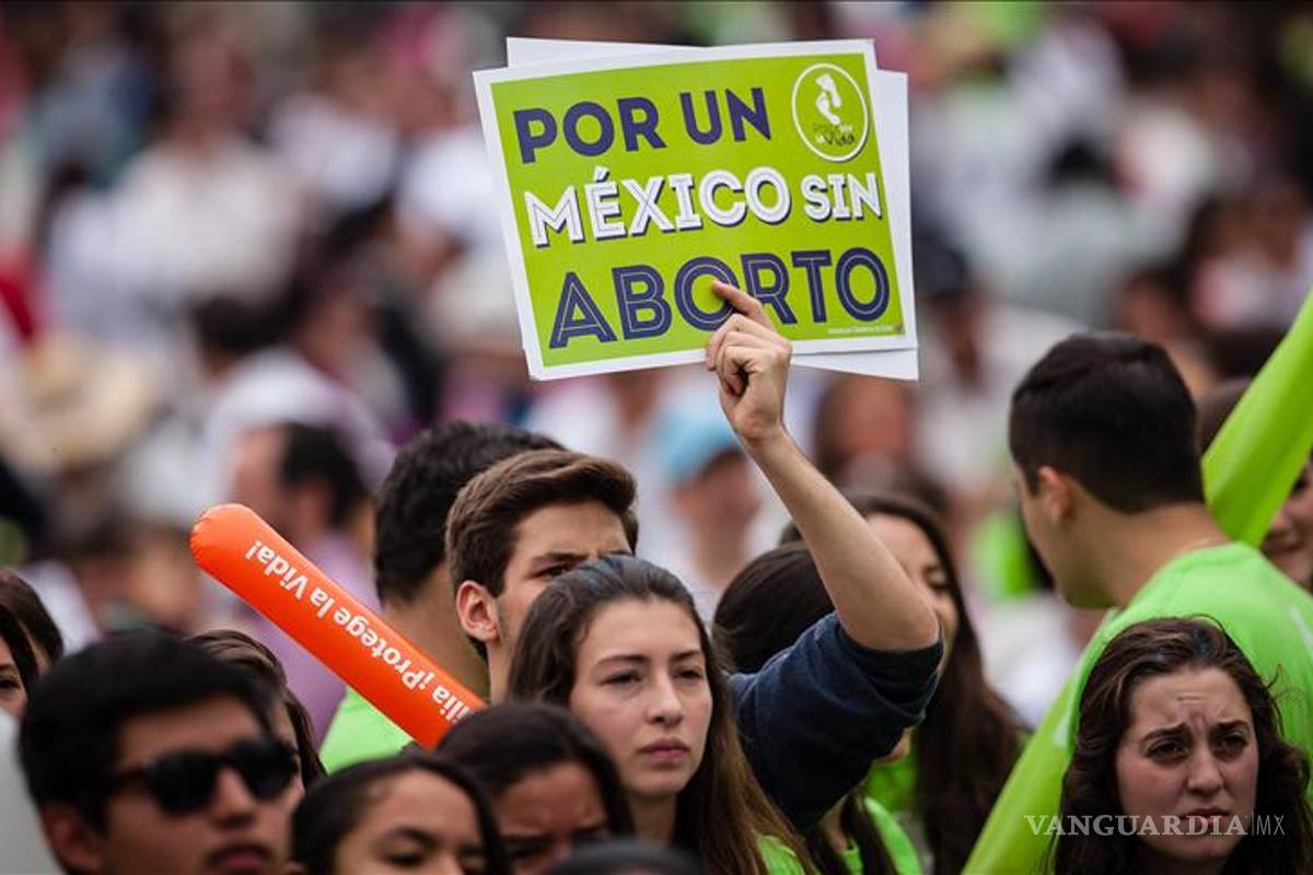 Senador de Morena apoya a grupos antiaborto, llama a 'defender el derecho humano a la vida'