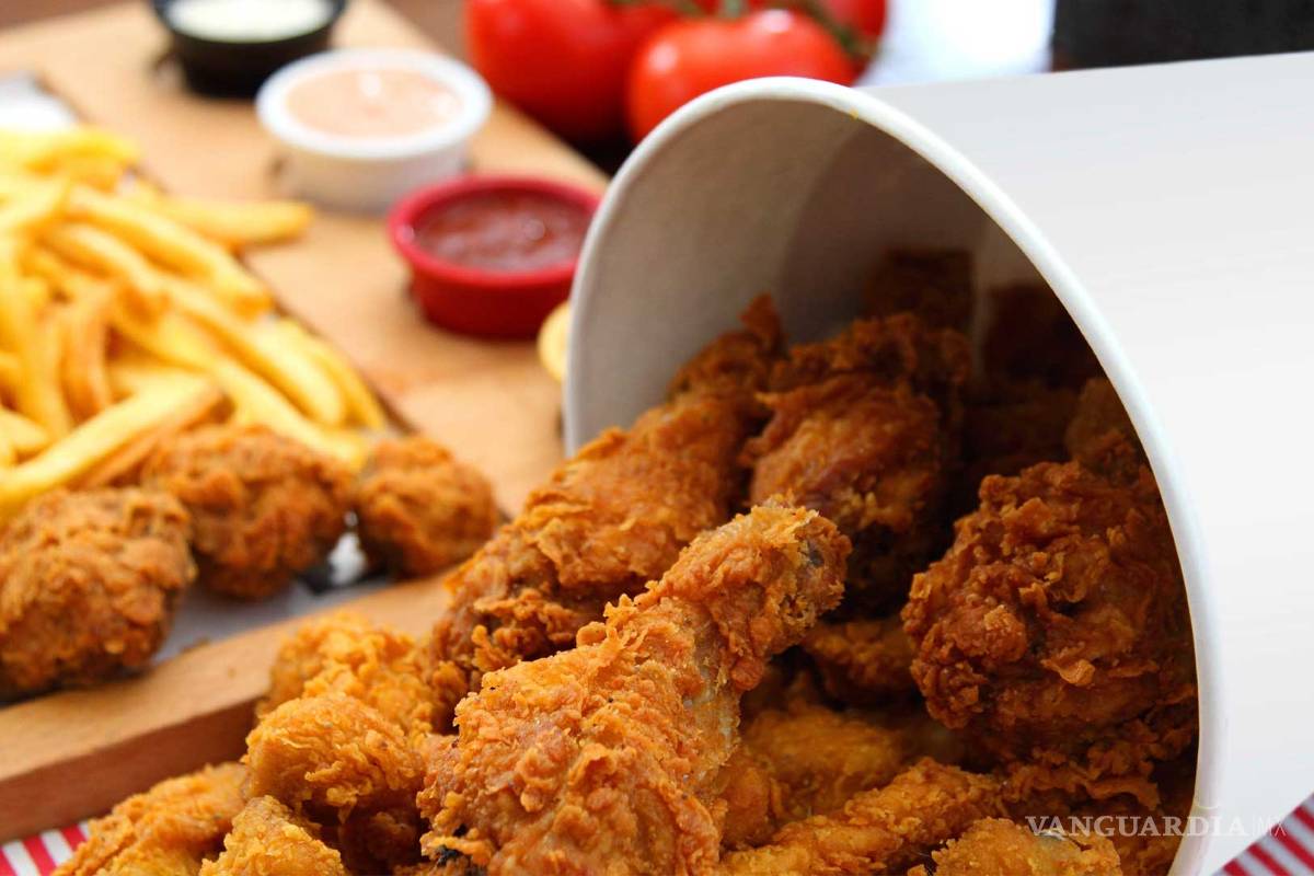 Un hombre muere asfixiado con trozo de pollo en competencia de la cadena Kentucky