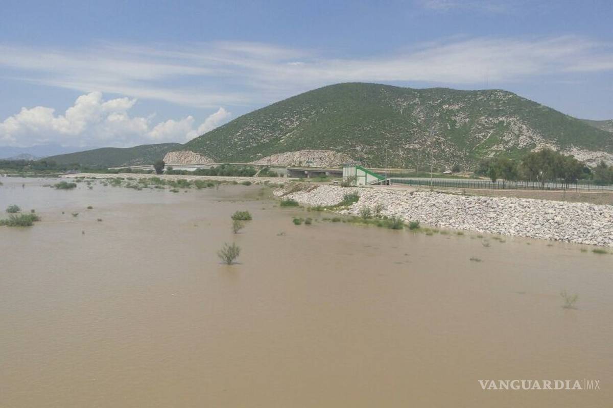 Vuelve a correr agua por el lecho seco del río Nazas