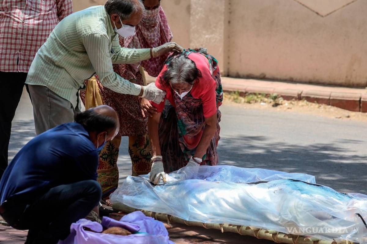 India bate nuevo récord de muertes por COVID-19; alcanza los 254 mil