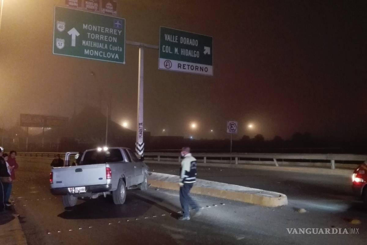 Se le atraviesa poste a ebrio conductor