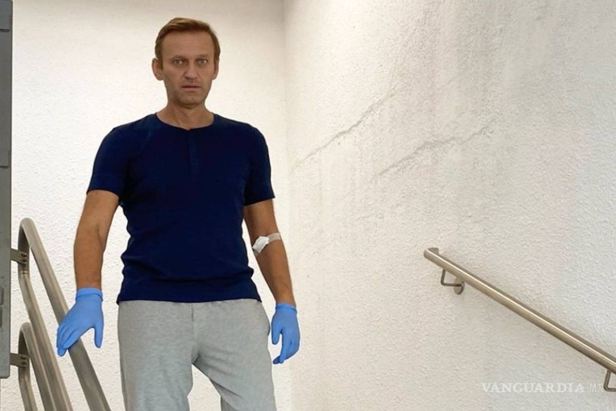 Navalni comparte imagen bajando escaleras en el hospital