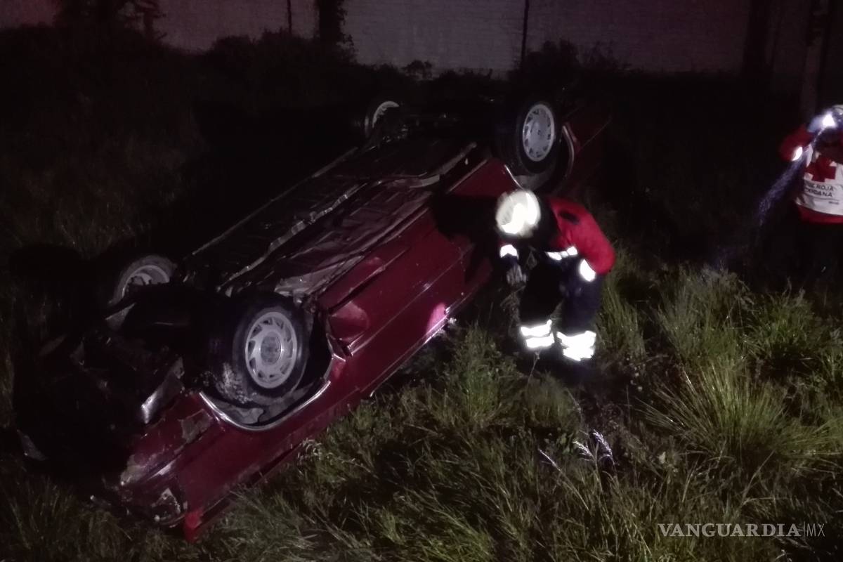 Se registra fuerte volcadura en carretera a Zacatecas