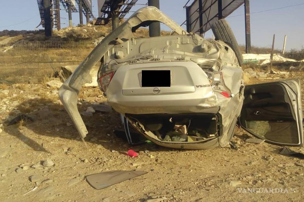 Regios protagonizan volcadura en los límites de Saltillo y Ramos Arizpe