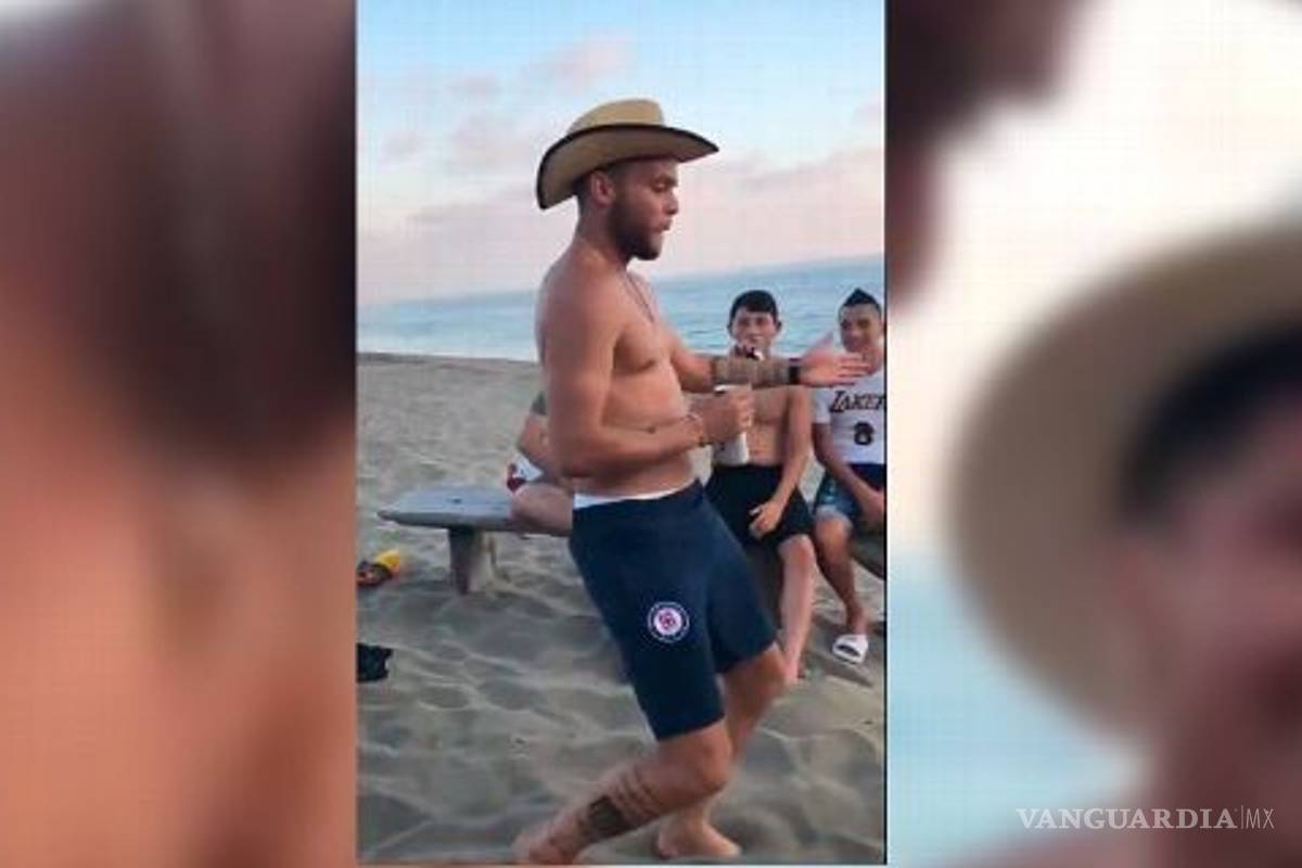 Surge nuevo video de 'Cabecita' Rodríguez... en la playa, bebiendo alcohol y con ropa del Cruz Azul