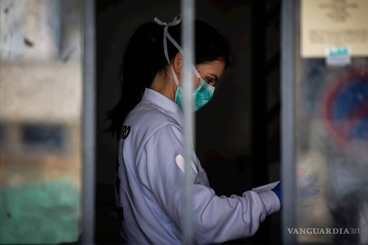 Pacientes con COVID-19 pueden contagiar tres días antes de mostrar síntomas