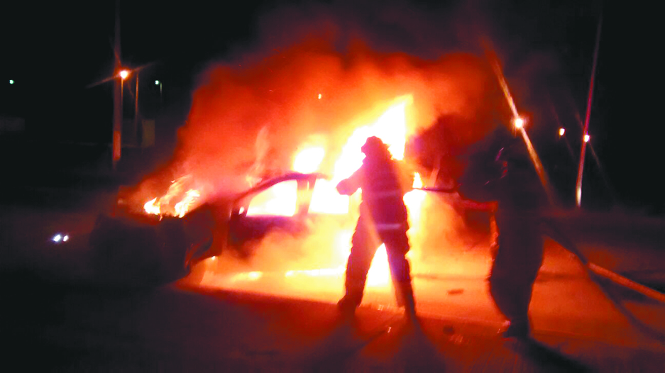 Casi muere calcinado un conductor ebrio en Saltillo