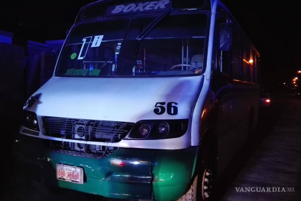 Se estrella contra camión de transporte público en Saltillo