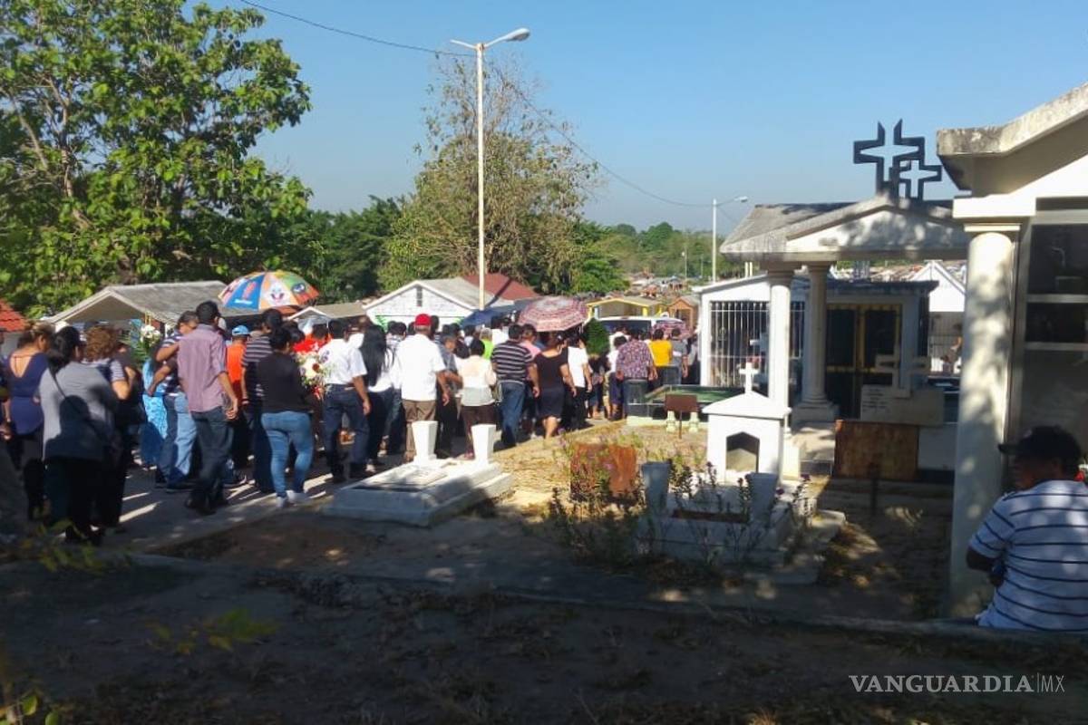 $!Dan sepultura a víctimas de masacre en Minatitlán, familiares exigen justicia