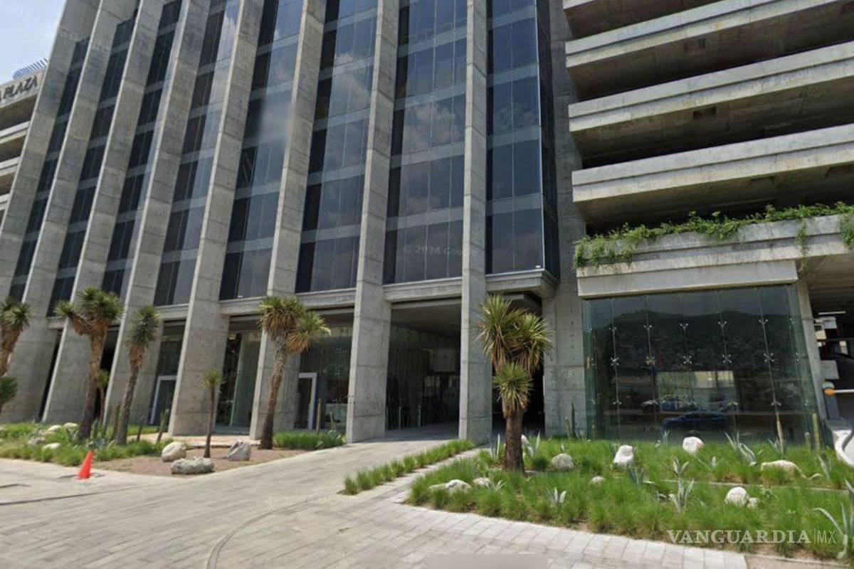 $!La mujer, cuya edad sería de entre los 25 y 30 años, cayó por las escaleras de emergencia desde el piso 14 hasta la planta baja