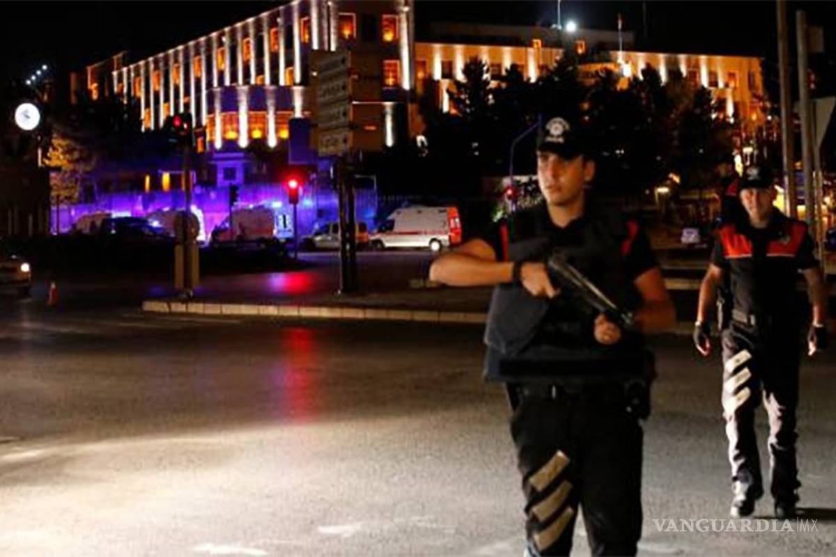 $!Ciudadanos turcos frenan en la calle el golpe de Estado