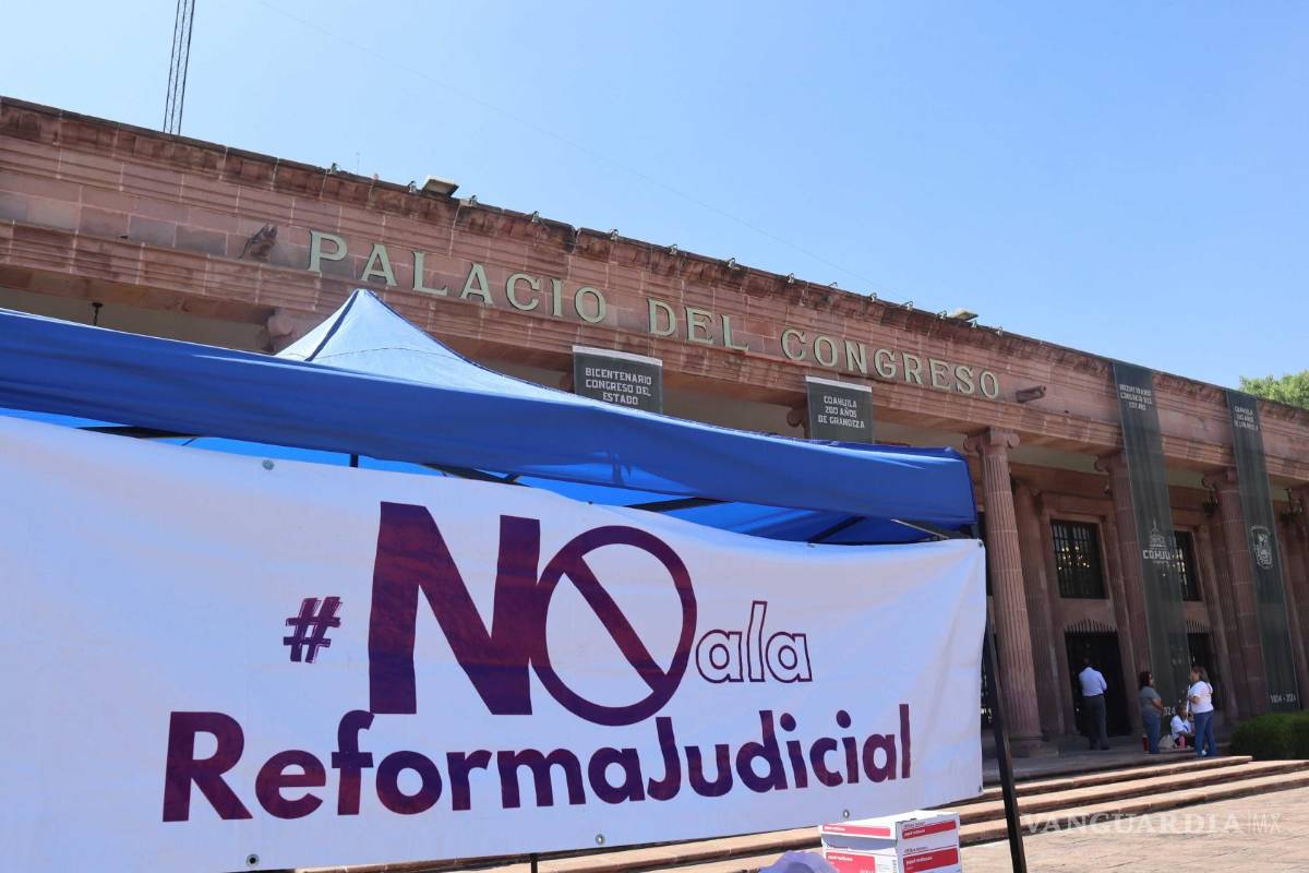 $!Con pancartas, los manifestantes acudieron al recinto legislativo.