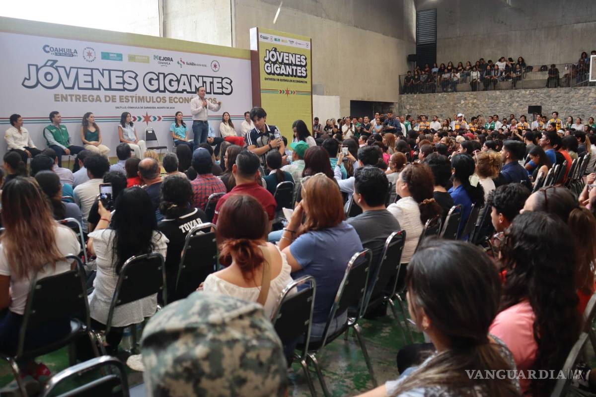 $!Estudiantes de diferentes instituciones académicas de nivel medio y superior recibieron 2 mil 500 pesos.