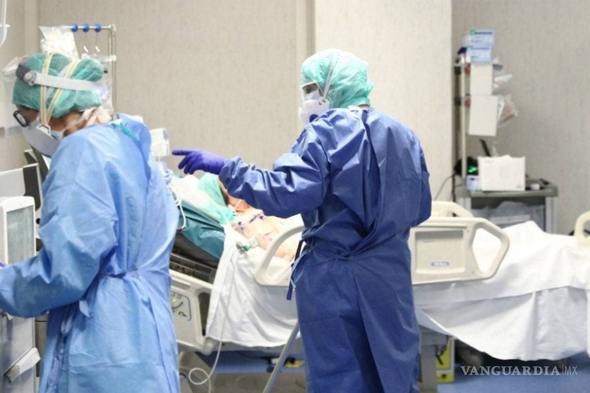 Golpean a médicos y enfermeras el COVID-19 y los bajos salarios