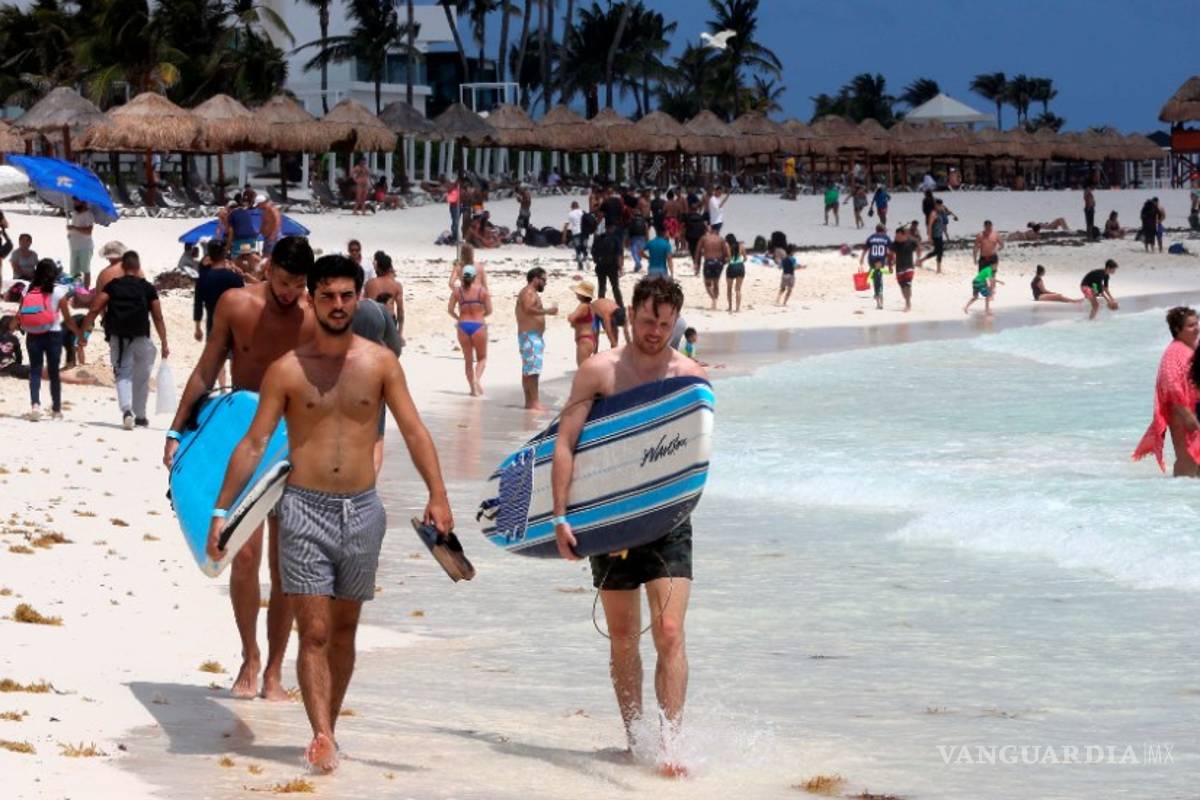 500 estudiantes poblanos viajan a Cancún para celebrar y desatan brote de COVID-19