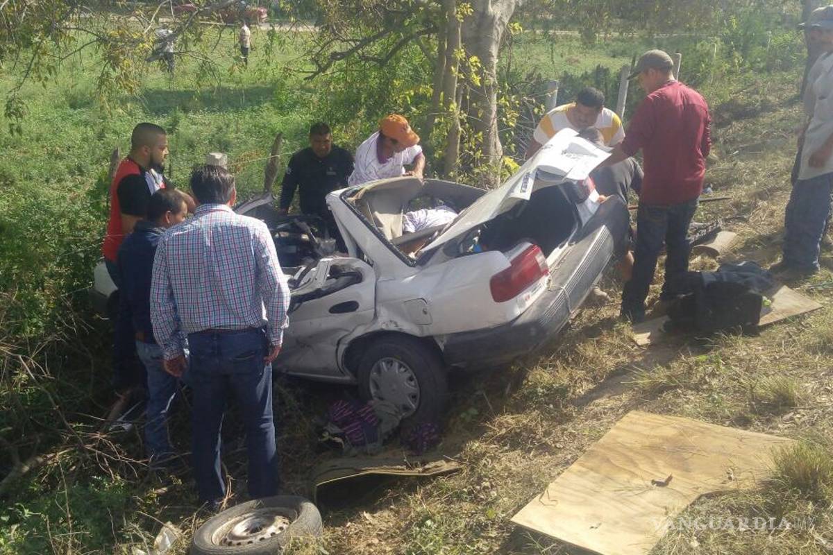 Volcadura deja como saldos dos muertos y un herido en la carretera Acuña- Piedras Negras