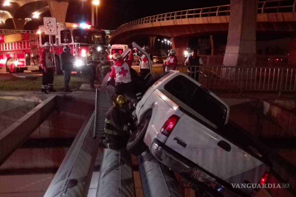 Vuelcan parranderos en el Distribuidor Vial Carranza de Saltillo