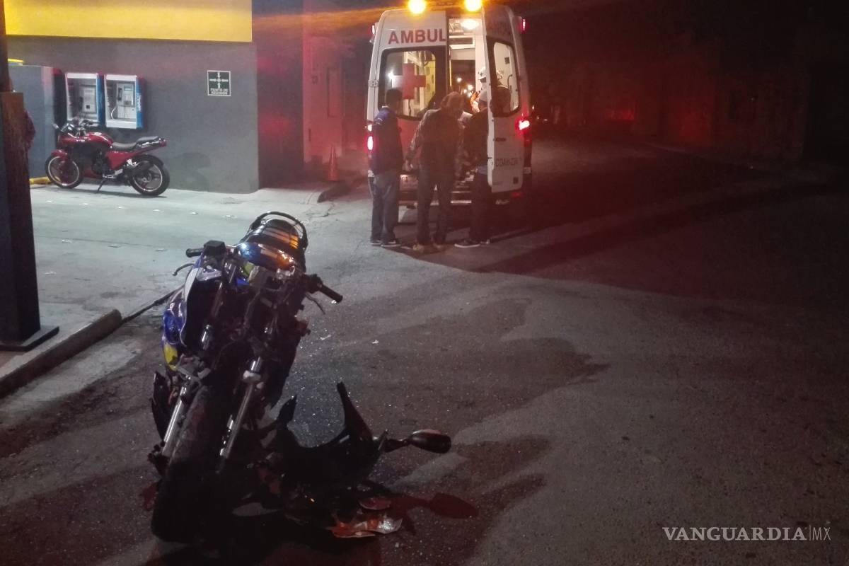 Moto se pasa el rojo y provoca choque