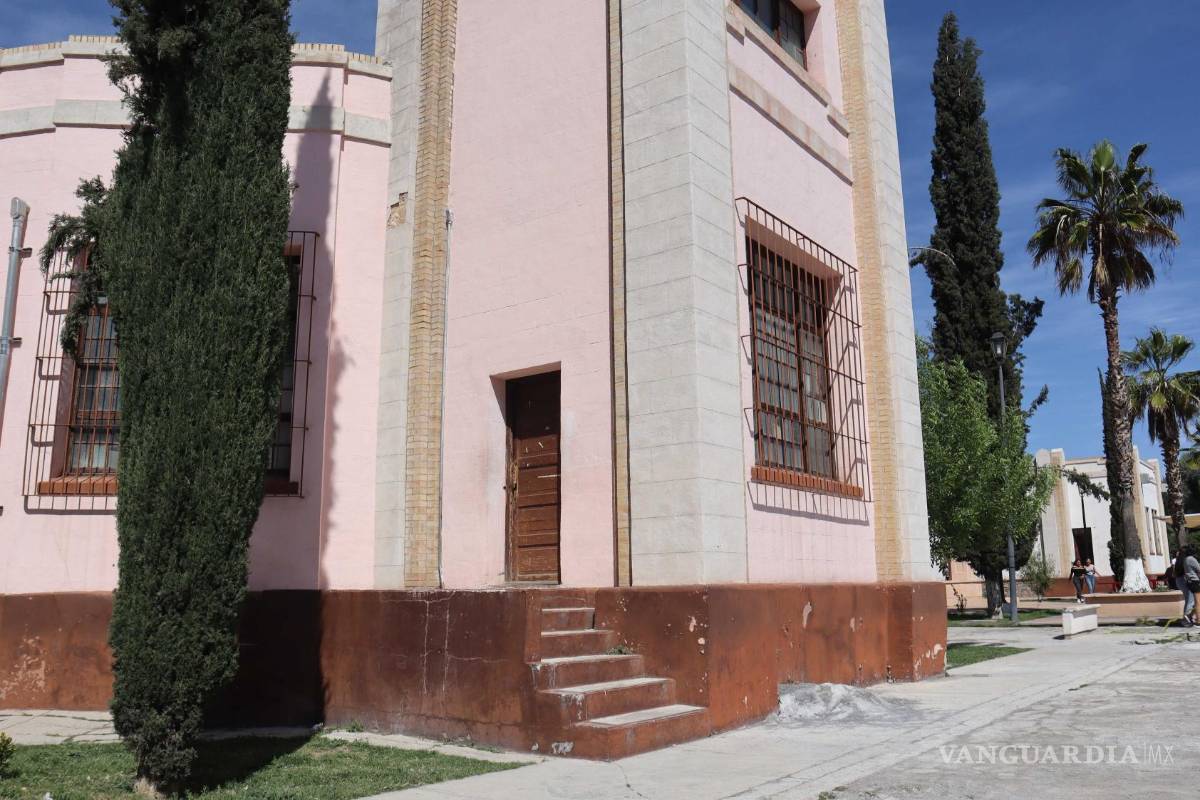 Encapuchados entran al ‘cubo’ del Ateneo Fuente de Saltillo y se roban... ¡la botarga!