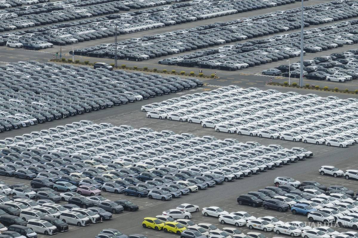 $!Autos nuevos en los lotes de la zona de importación y exportación de vehículos de Nansha en Cantón, China. Jinping se enfrentarse a la mayor prueba de su liderazgo
