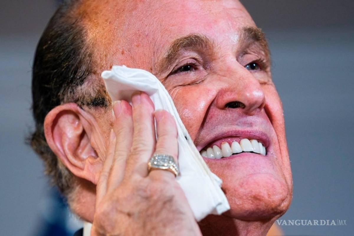 Rudolph Giuliani, abogado de Trump es hospitalizado por COVID-19