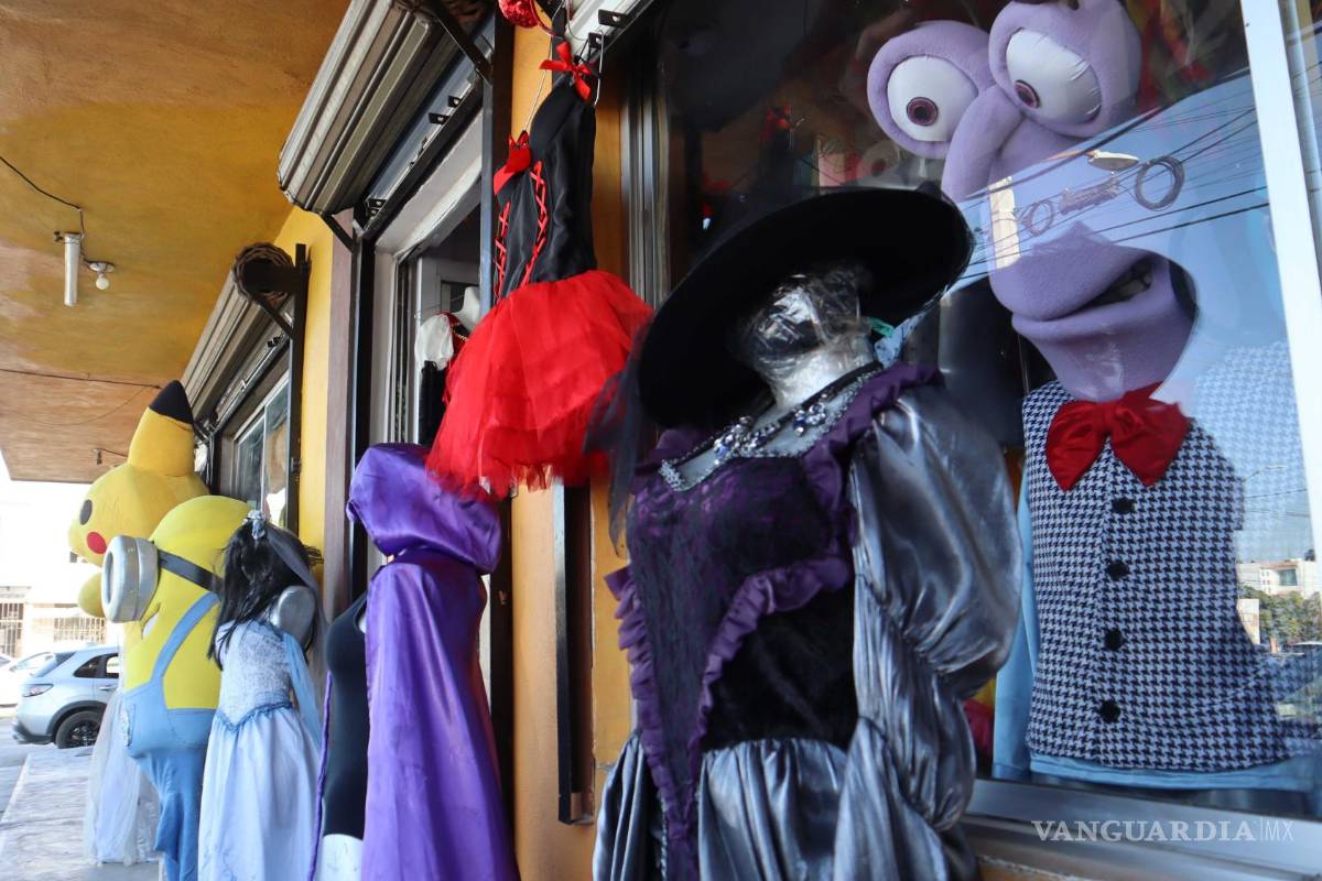 $!Los disfraces de Santa Claus también comienzan a apartarse, pensando ya en las próximas celebraciones navideñas.