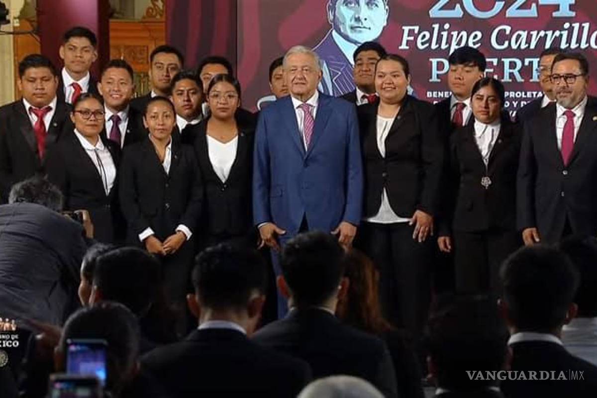 Impulso a los ferrocarriles... AMLO recibe a la primera generación de Ingeniería Ferroviaria del IPN