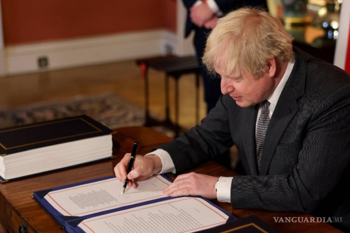 Boris Johnson firma el acuerdo del Brexit al que llegó con la Unión Europea
