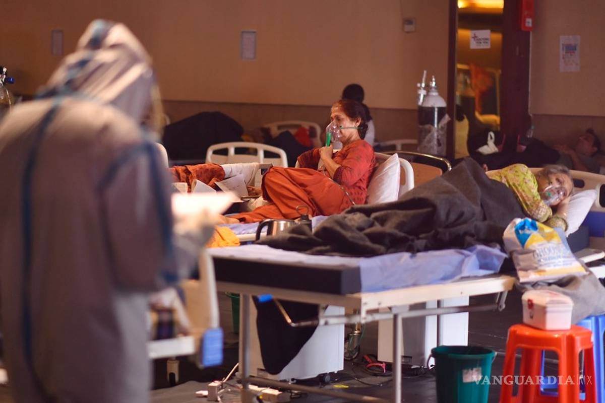 Pacientes de COVID-19 buscan en calles de Nueva Delhi gotas de oxígeno