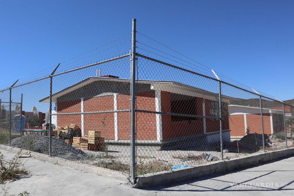 $!Padres de familia han expresado su malestar por los constantes retrasos en la entrega de las aulas.