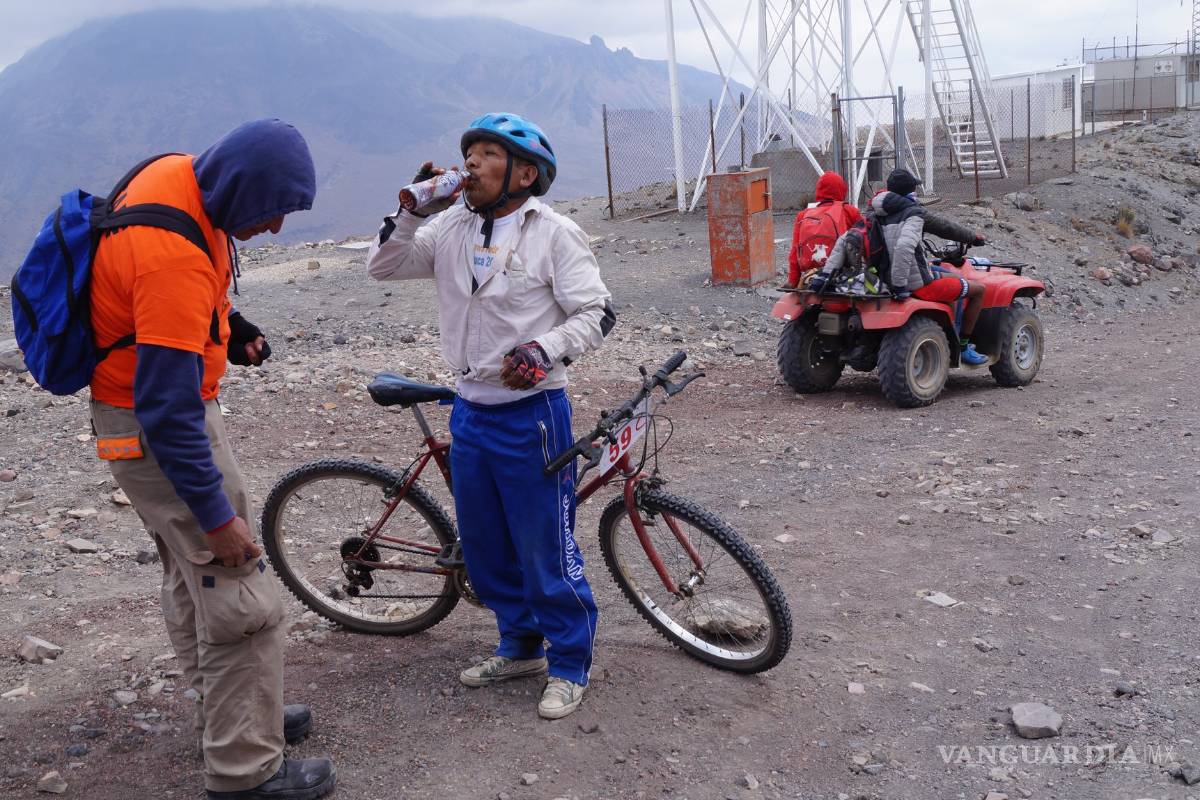 Don Maximiliano se hace viral por quedar en segundo lugar de la carrera más difícil de México, en una bicicleta de 'panadero'