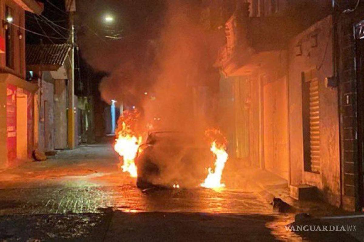 Abandonan cuerpos desmembrados dentro de un vehículo en llamas, en Puebla