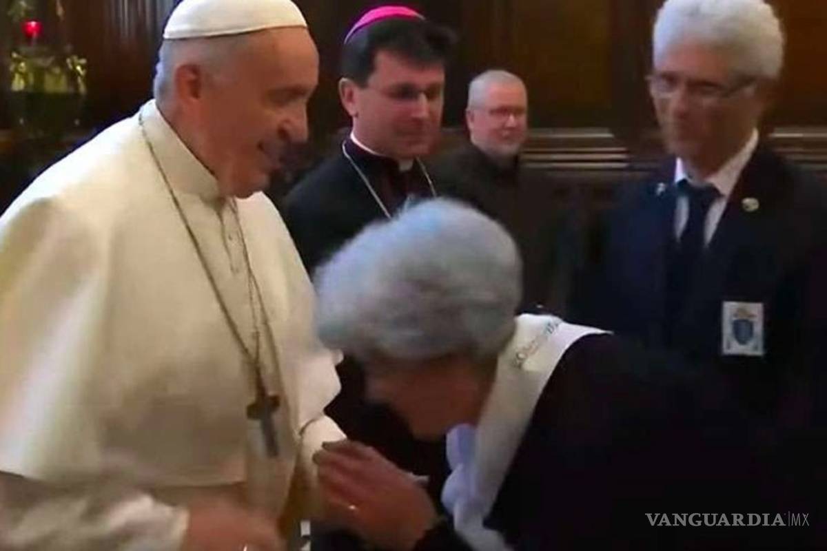 Papa Francisco no deja que le besen la mano por temor a enfermedades