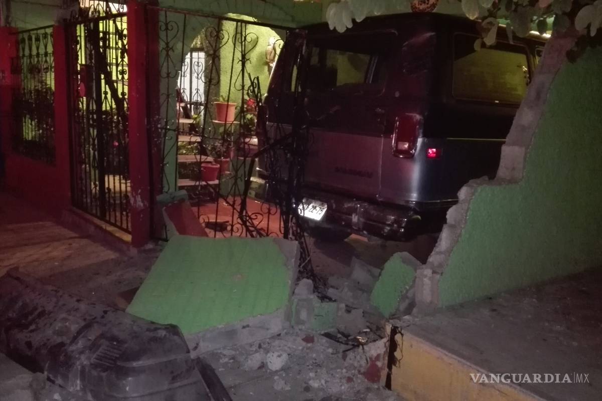 Auto tumba fachada y huye