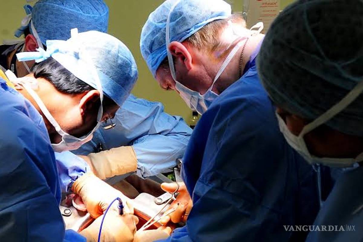 Gemelo dona un testículo a su hermano que nació sin ninguno