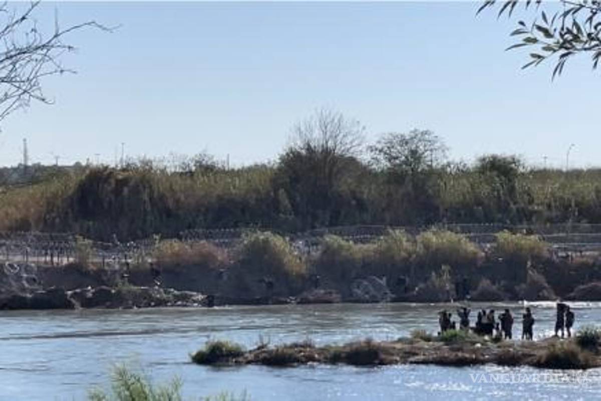 $!Los migrantes son orientados por militares para cruzar por las partes más bajas del Río Bravo.