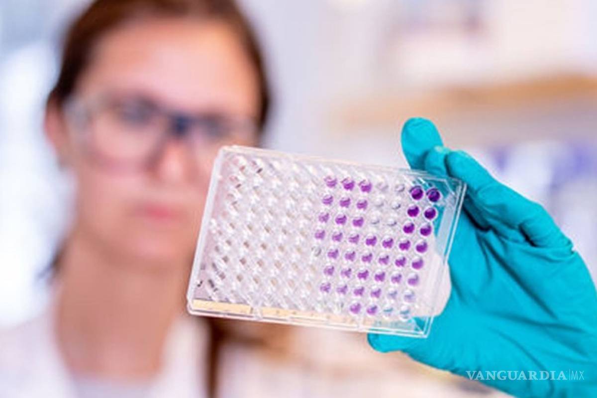 Autoriza Reino Unido vacuna contra COVID-19 de AstraZeneca/Oxford